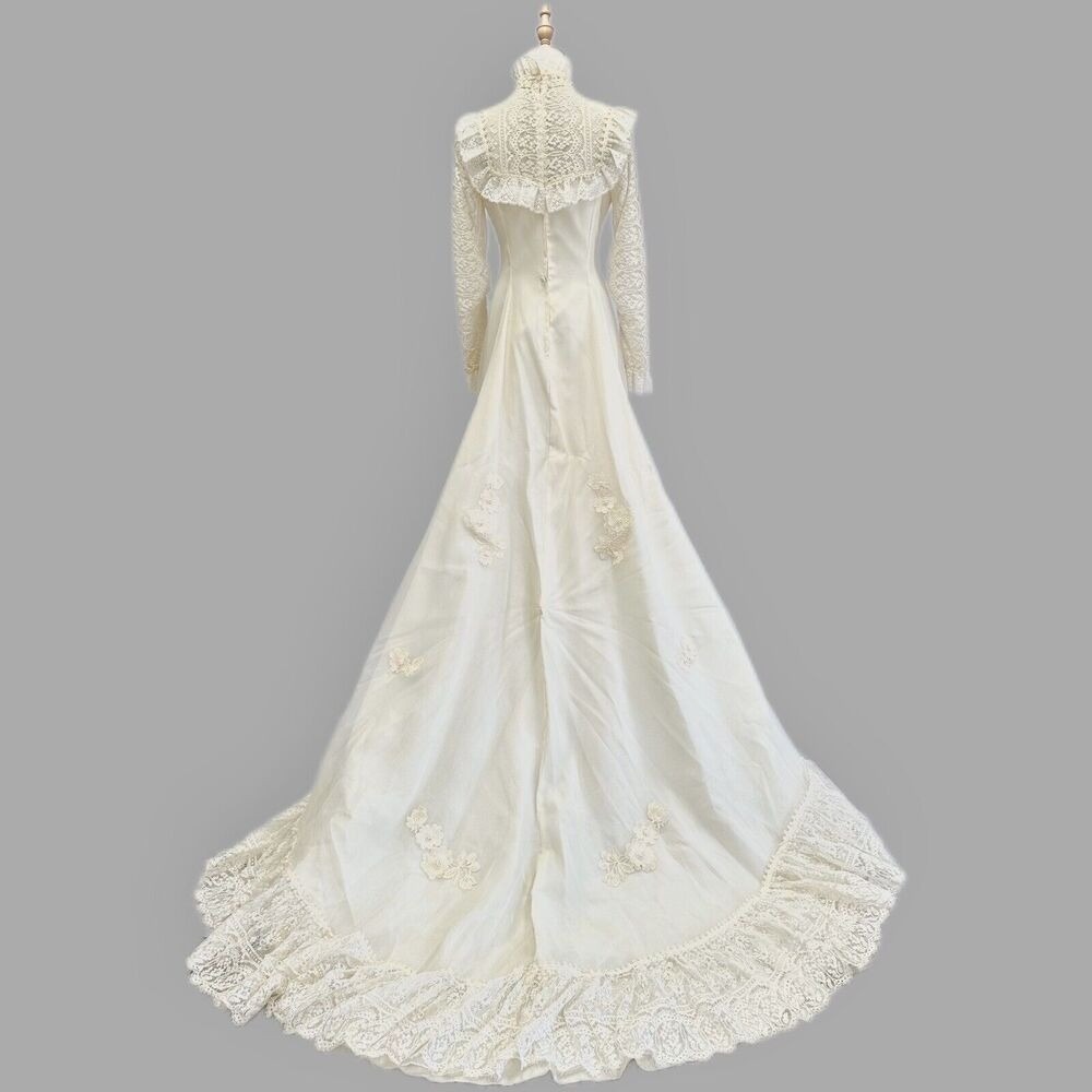 Vintage 70s Victorian Stye Wedding Dress W/ Chapel Train, Elbow‎ Veil size Small